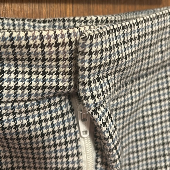 Old Navy High Rise Pixie Pants - Picture 3 of 6